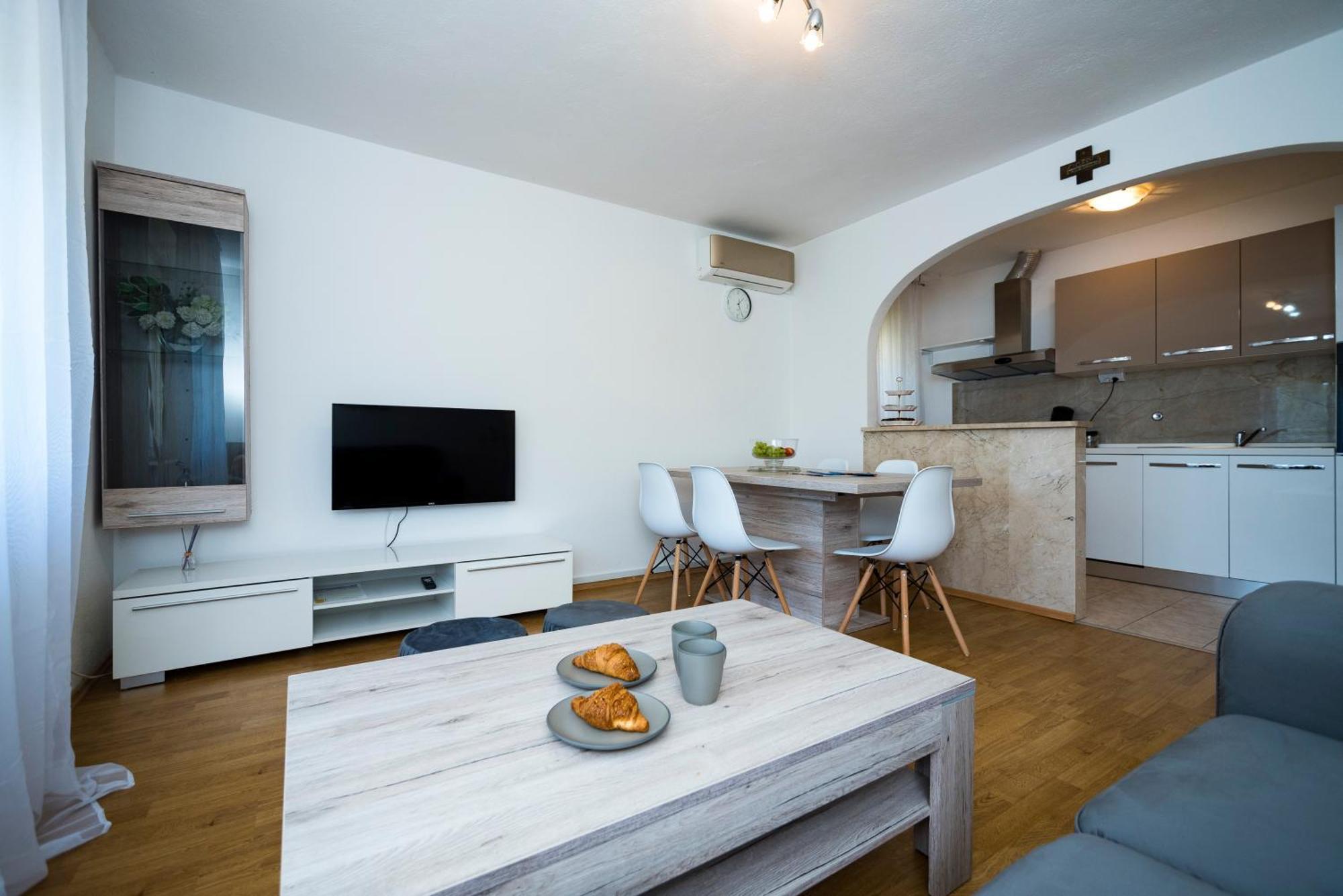 M&M Pelivan Apartments Solin Eksteriør billede