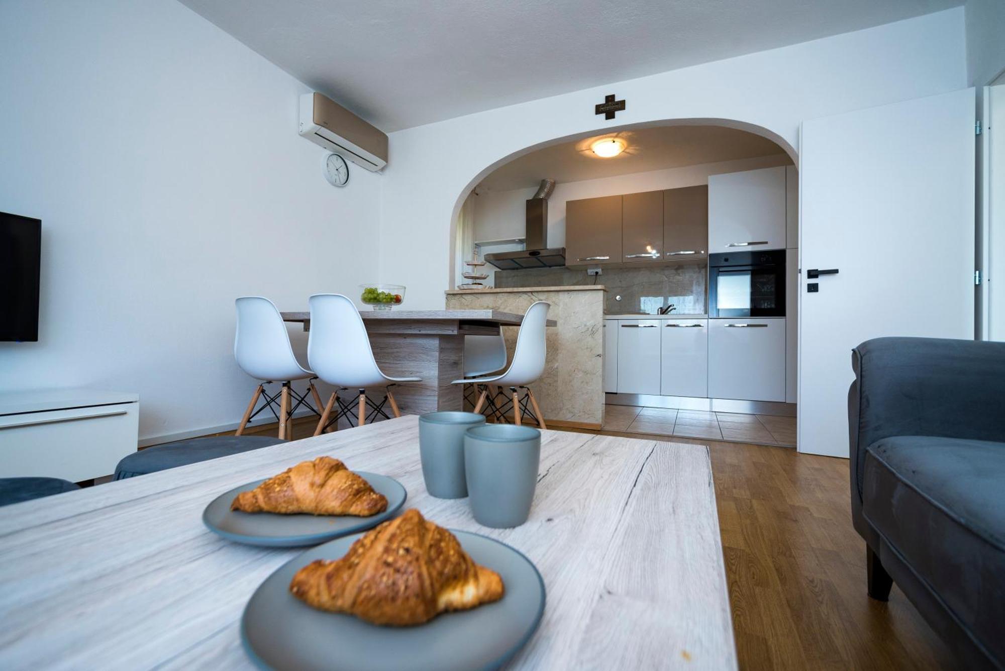 M&M Pelivan Apartments Solin Eksteriør billede